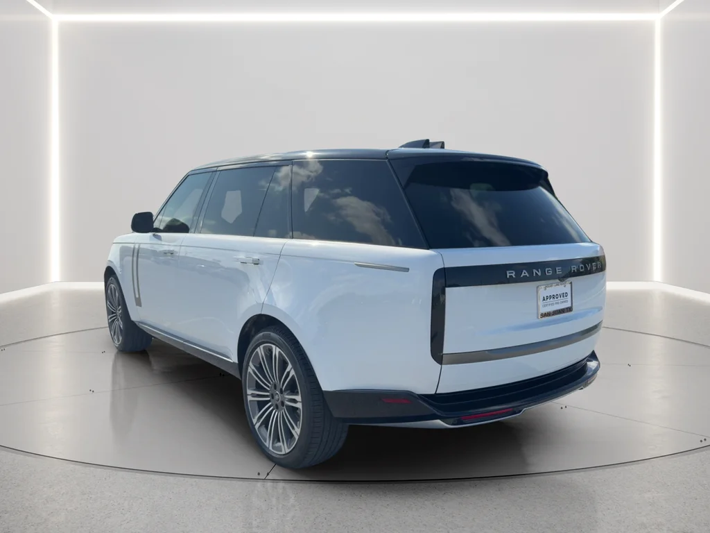 Used 2025 White Land Rover SE image 7