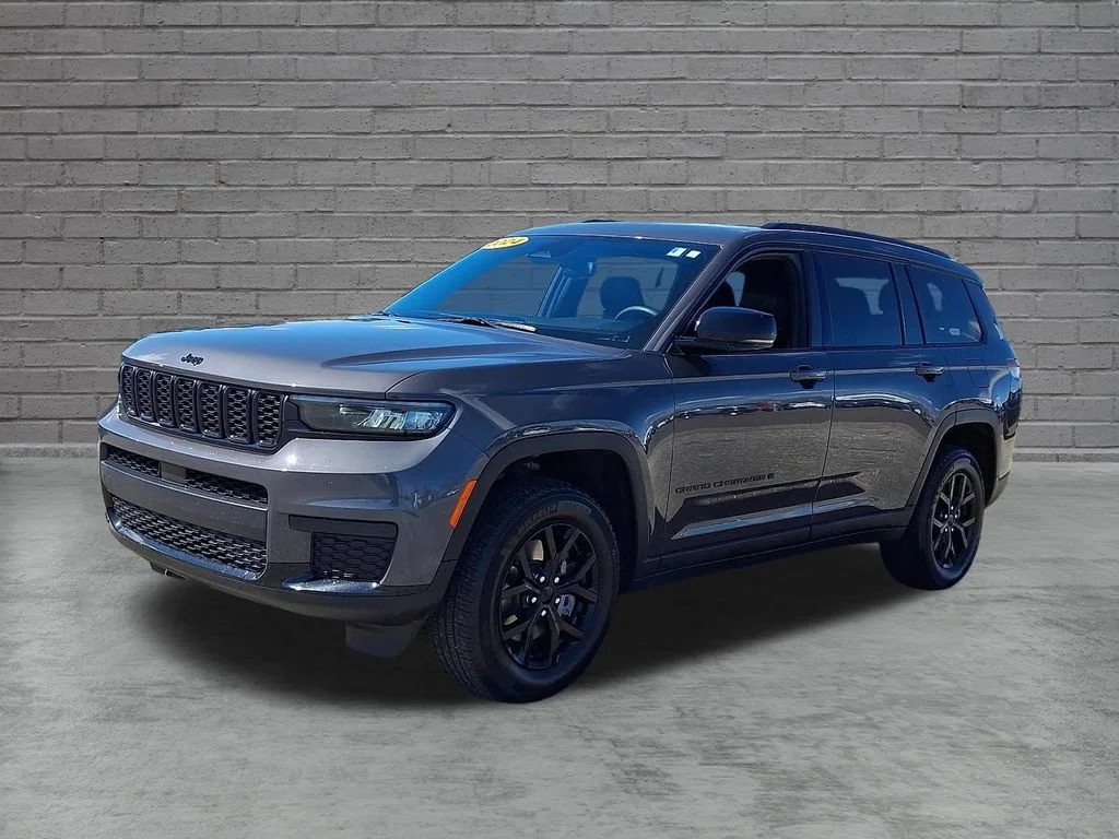 Used 2024 Baltic Gray Metallic Clearcoat Jeep Altitude image 6
