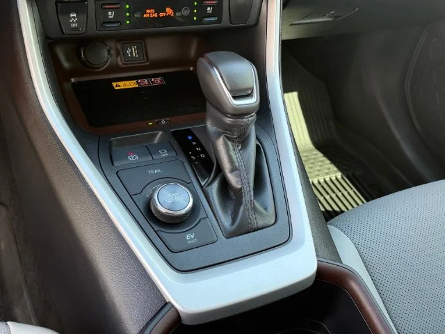 Certified Used 2025 WIND CHILL PEARL Toyota Limited image 19