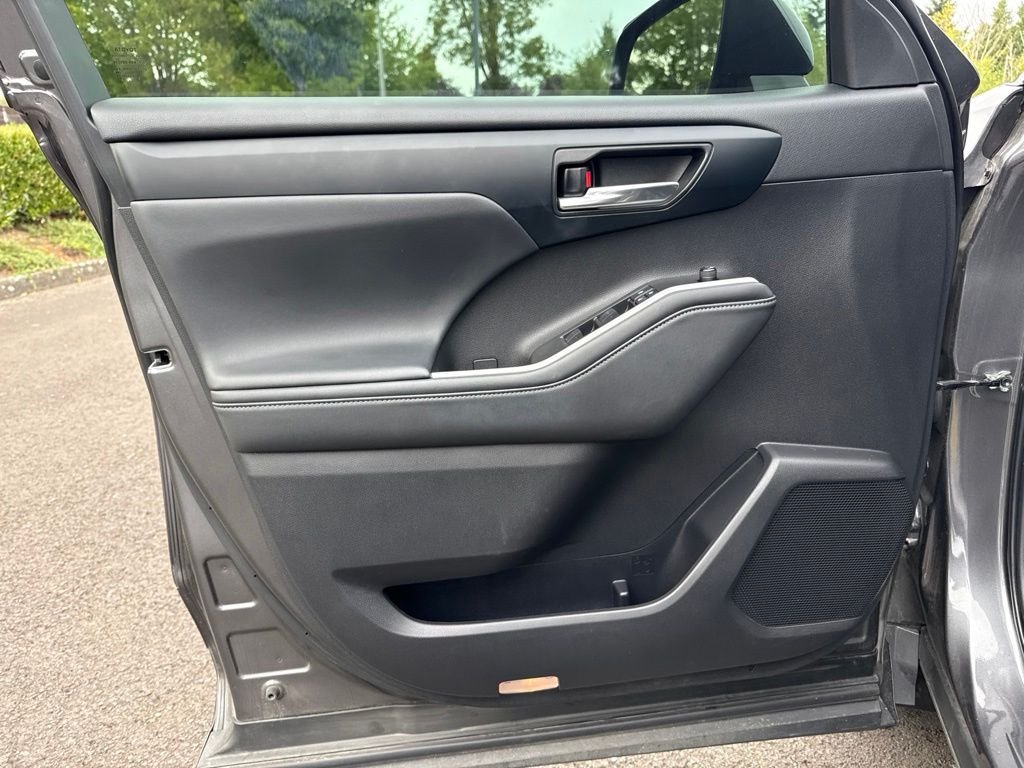 Used 2022 Magnetic Gray Metallic Toyota XLE image 17
