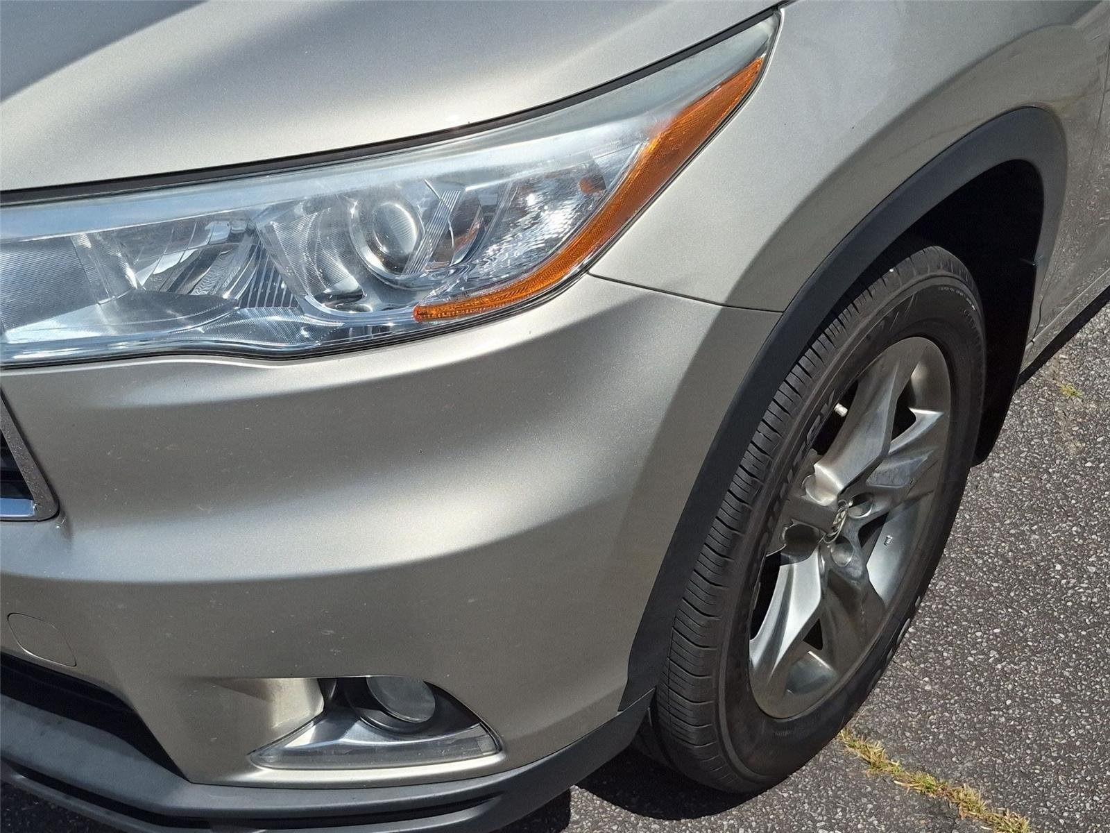 Used 2016  Toyota Limited image 9