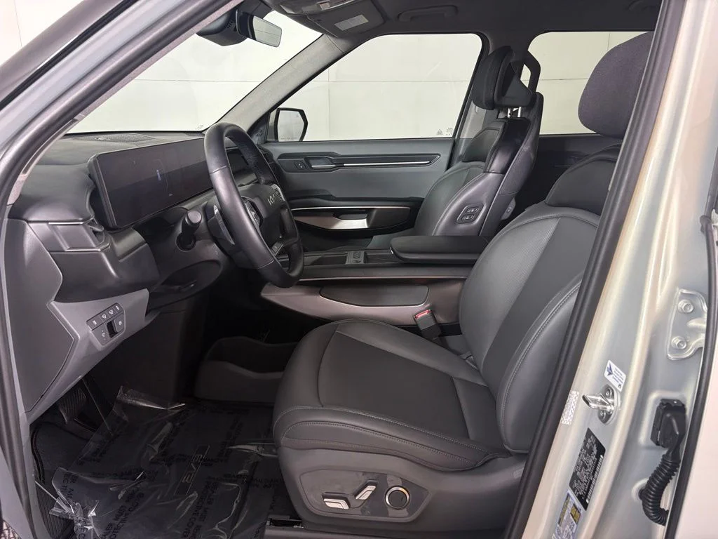 Used 2024 Ivory Kia Light image 16