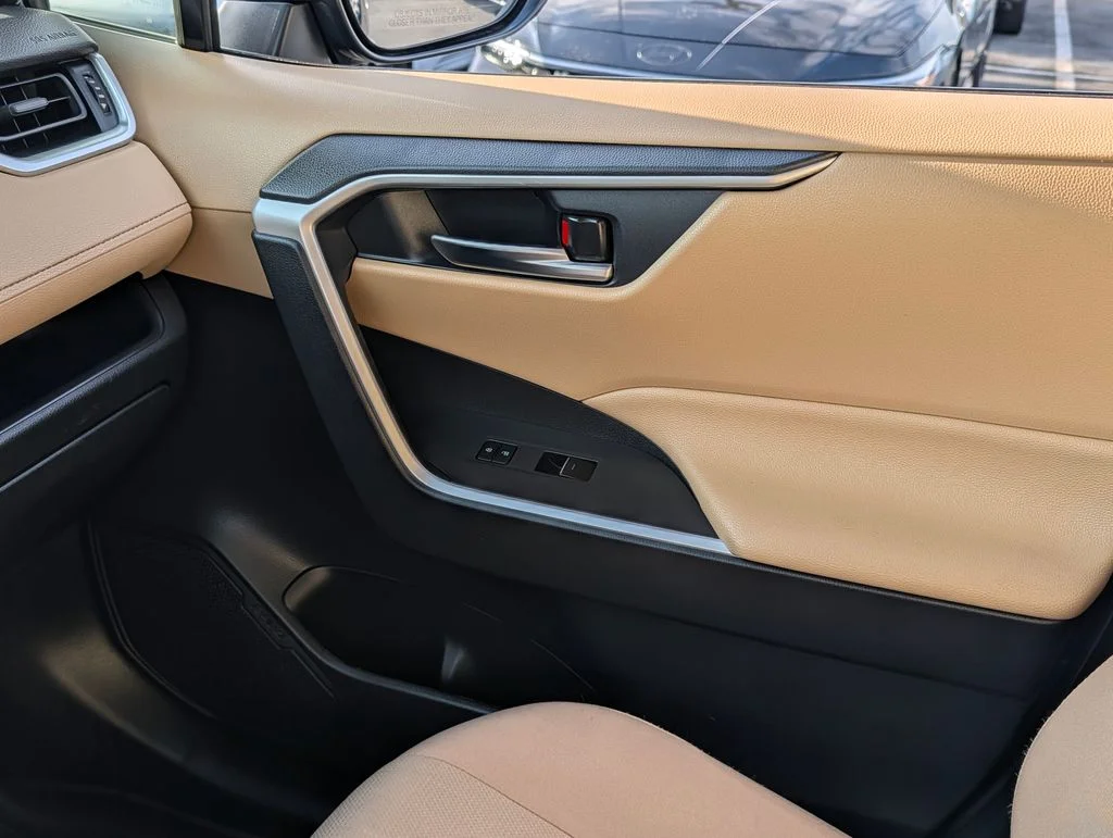 2025 Toyota RAV4 XLE - Photo 23