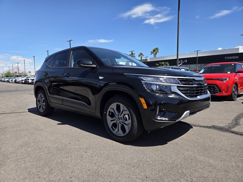 New 2026 Fusion Black Kia LX image 2