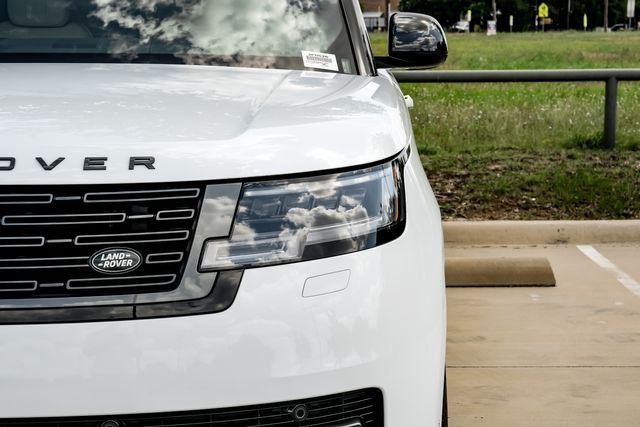 Used 2025 White Land Rover SE image 55