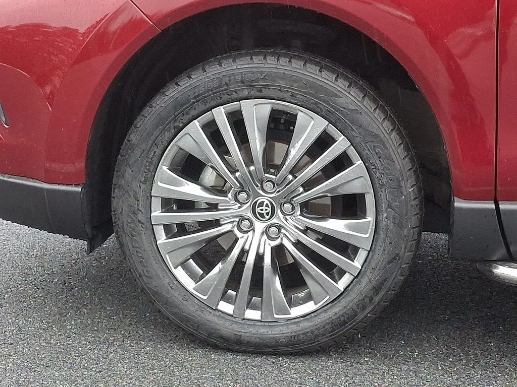 2024 Toyota Venza Limited - Photo 8