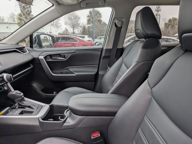 Used 2022 Silver Toyota XLE Premium image 21