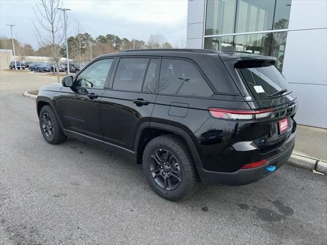 New 2024 Diamond Black Crystal Pearl-Coat Exterior Paint Jeep Trailhawk image 7