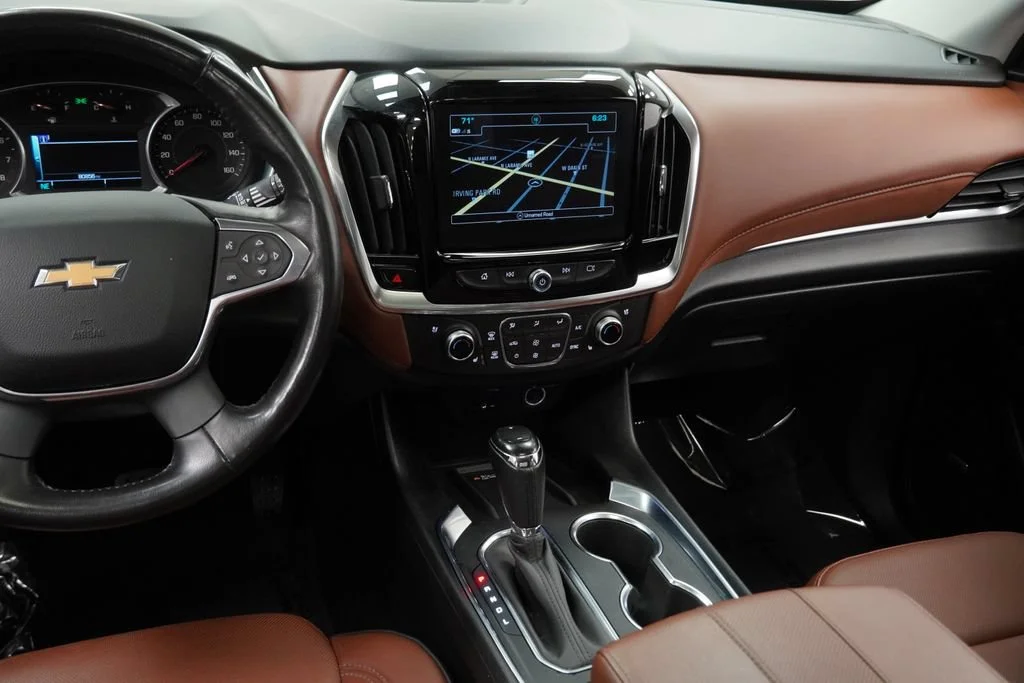 Used 2019 IRIDESCENT PEARL TRICOAT Chevrolet High Country image 16