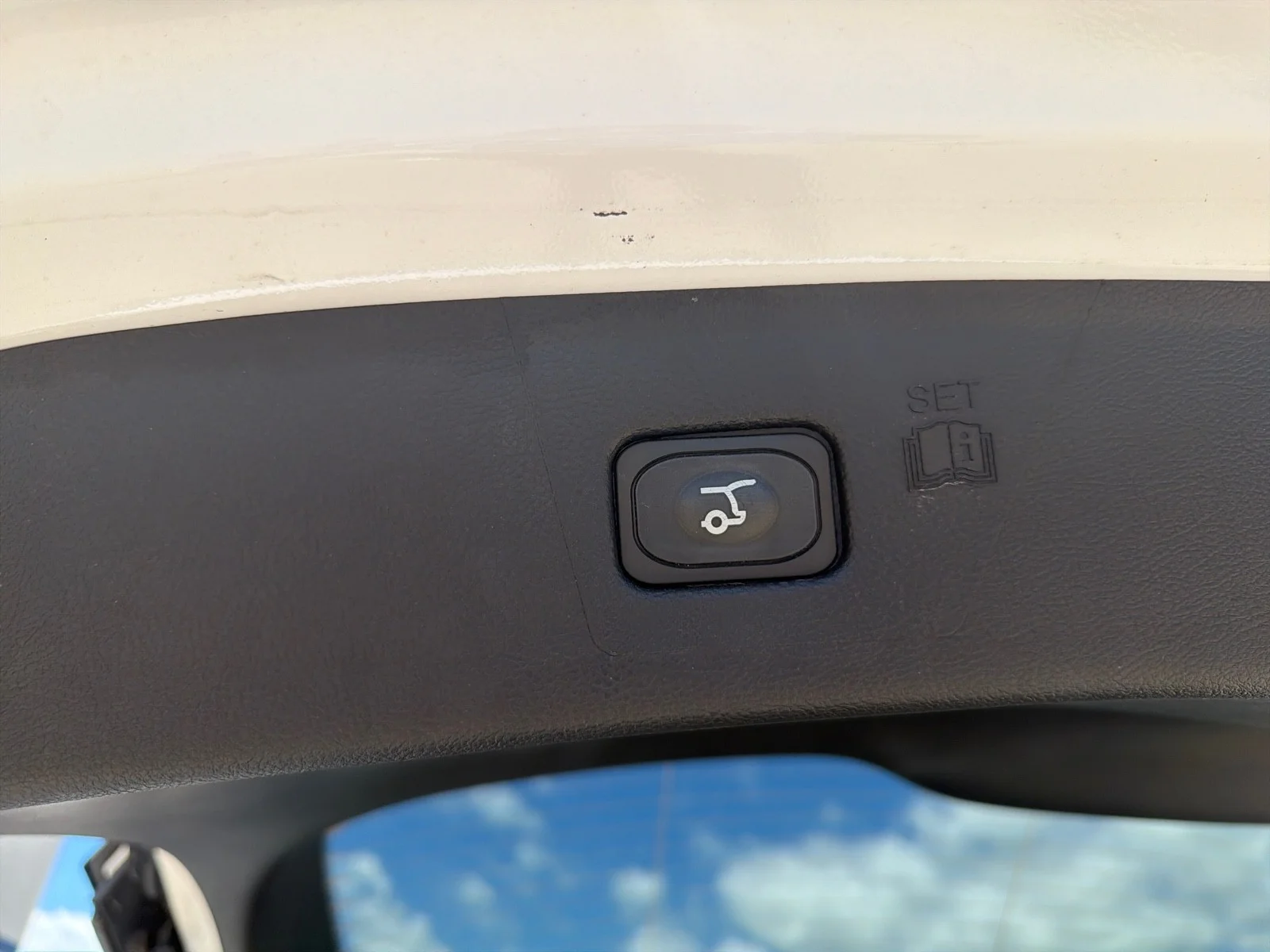 Used 2024 Oxford White Clearcoat Ford SEL image 9