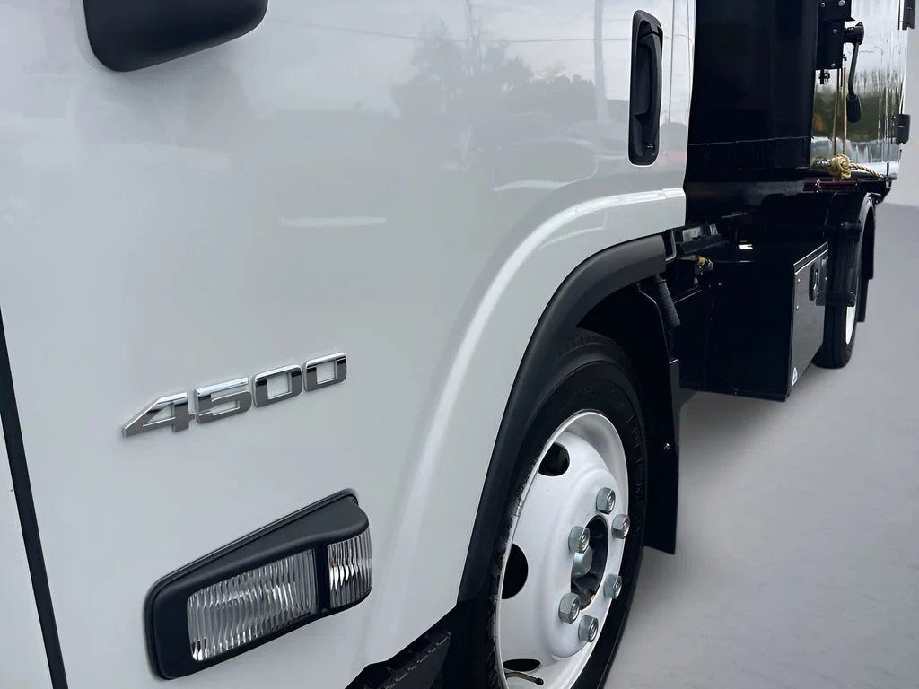 Used 2024 Arc White Chevrolet 1WT image 27