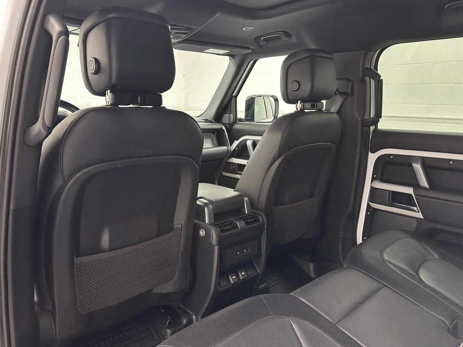 Used 2023 Fuji White Land Rover X-Dynamic SE image 14