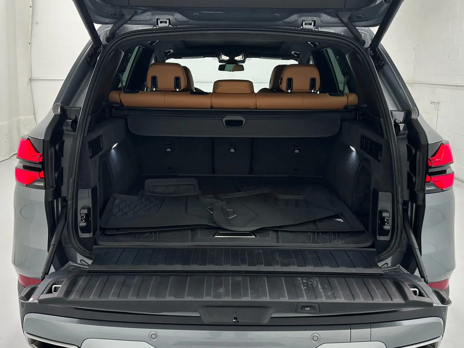 Used 2025 Skyscraper Grey Metallic BMW xDrive40i image 42