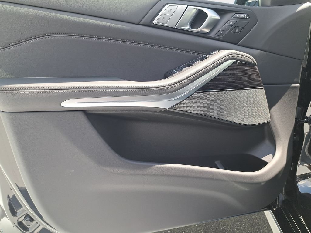 New 2027 Black Sapphire Metallic BMW xDrive40i image 17