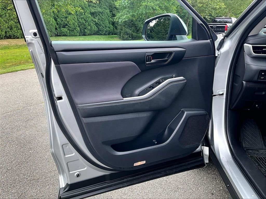 Used 2023 Silver Toyota LE image 9