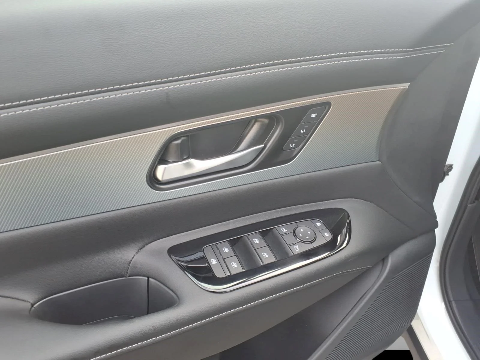 New 2026 Everest White Pearl TriCoat Nissan SL image 12