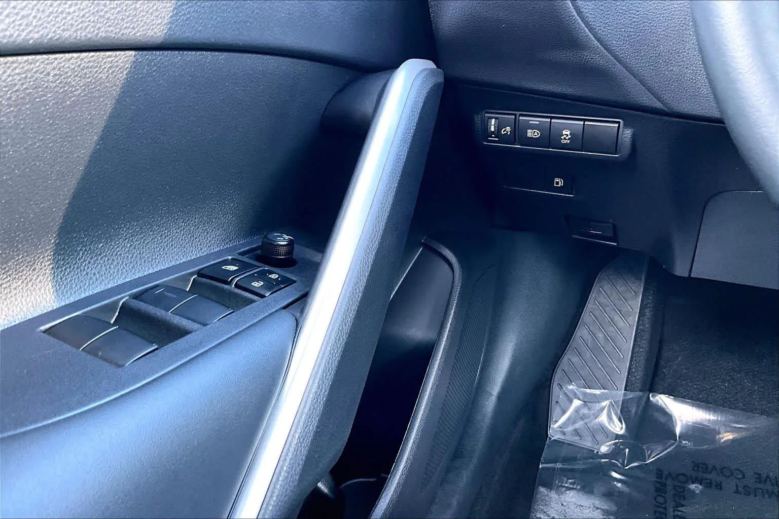 Used 2025 Sonic Silver Toyota Hybrid SE image 35