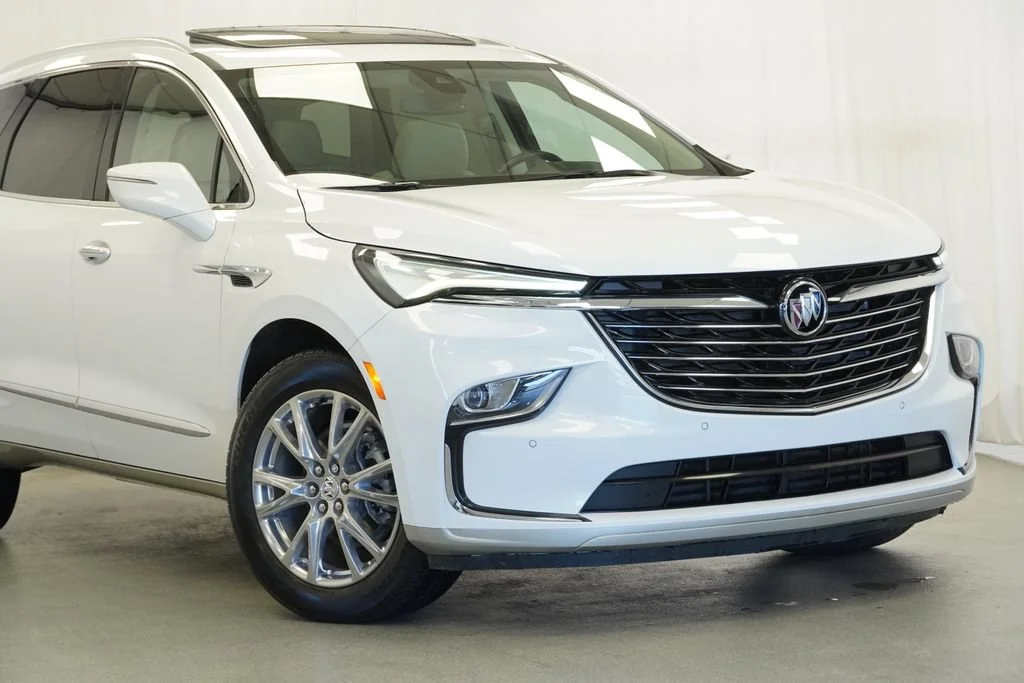 Used 2023 Summit White Buick Essence image 4