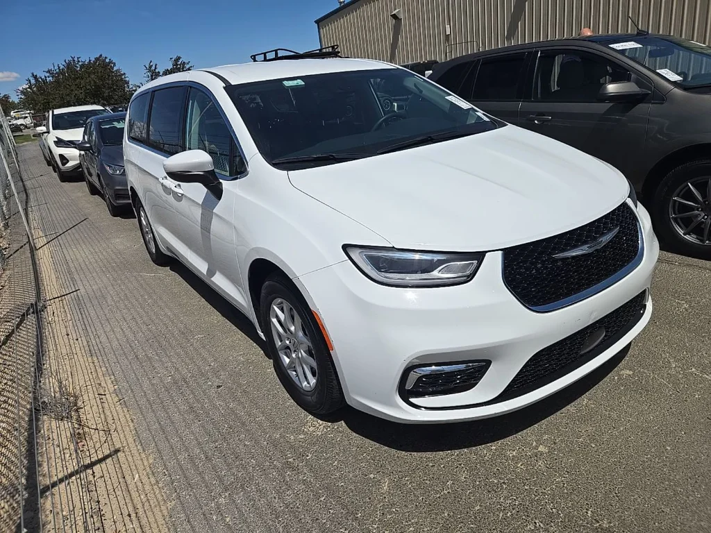 2023 Chrysler Pacifica Touring L's photo