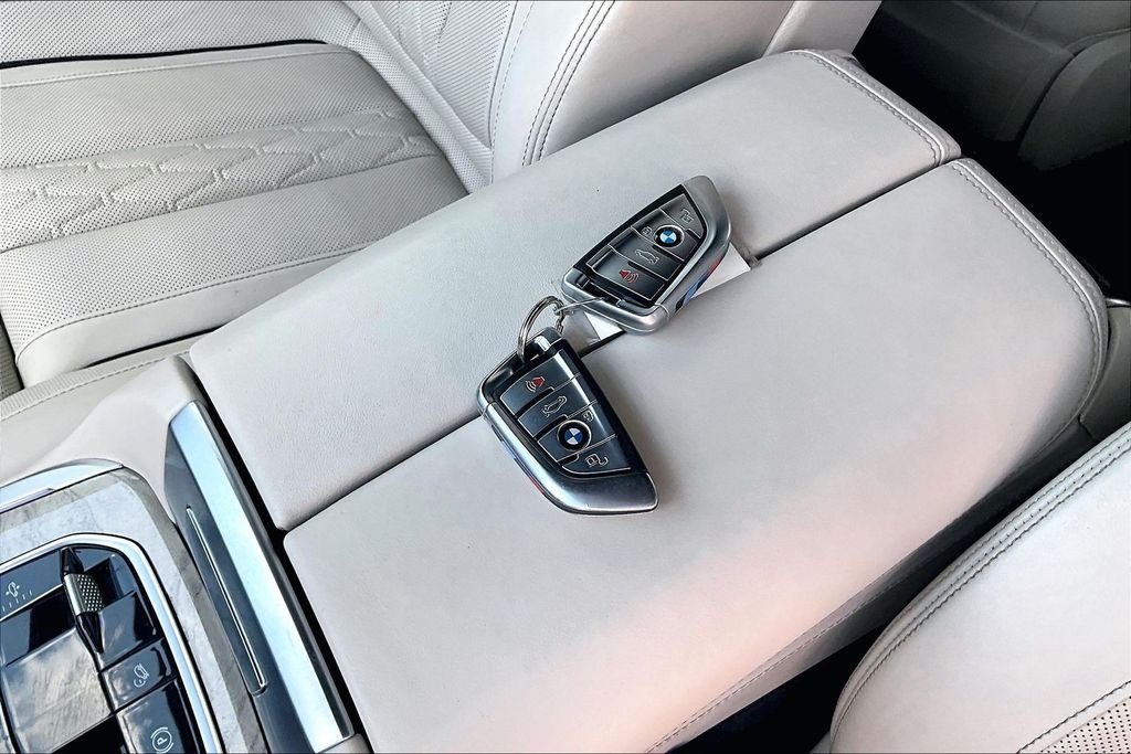 Used 2020 White BMW M50i image 10