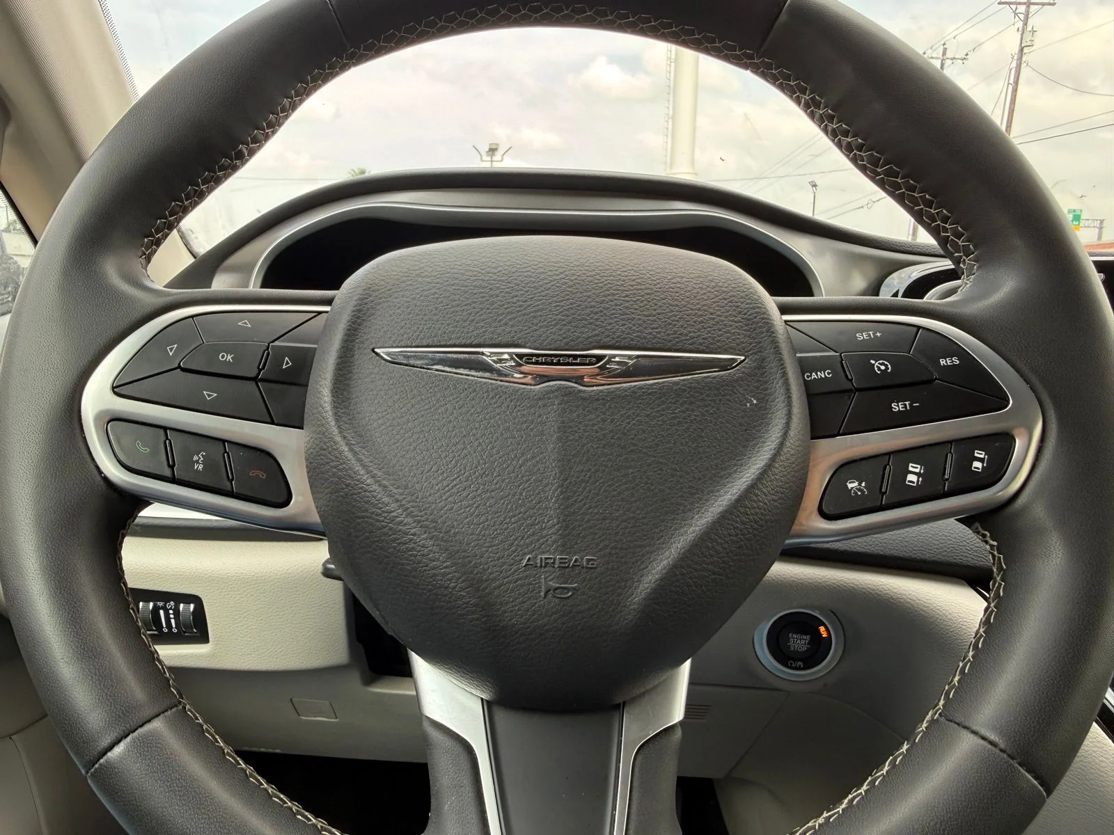 Used 2023 Black Chrysler Touring L image 9