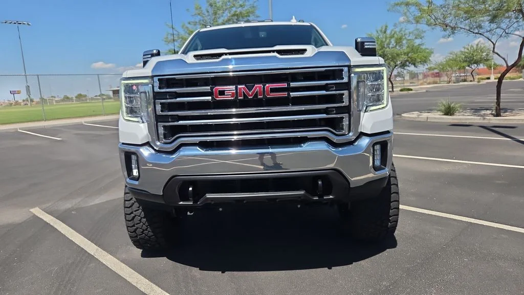 Used 2023 White GMC SLT image 9