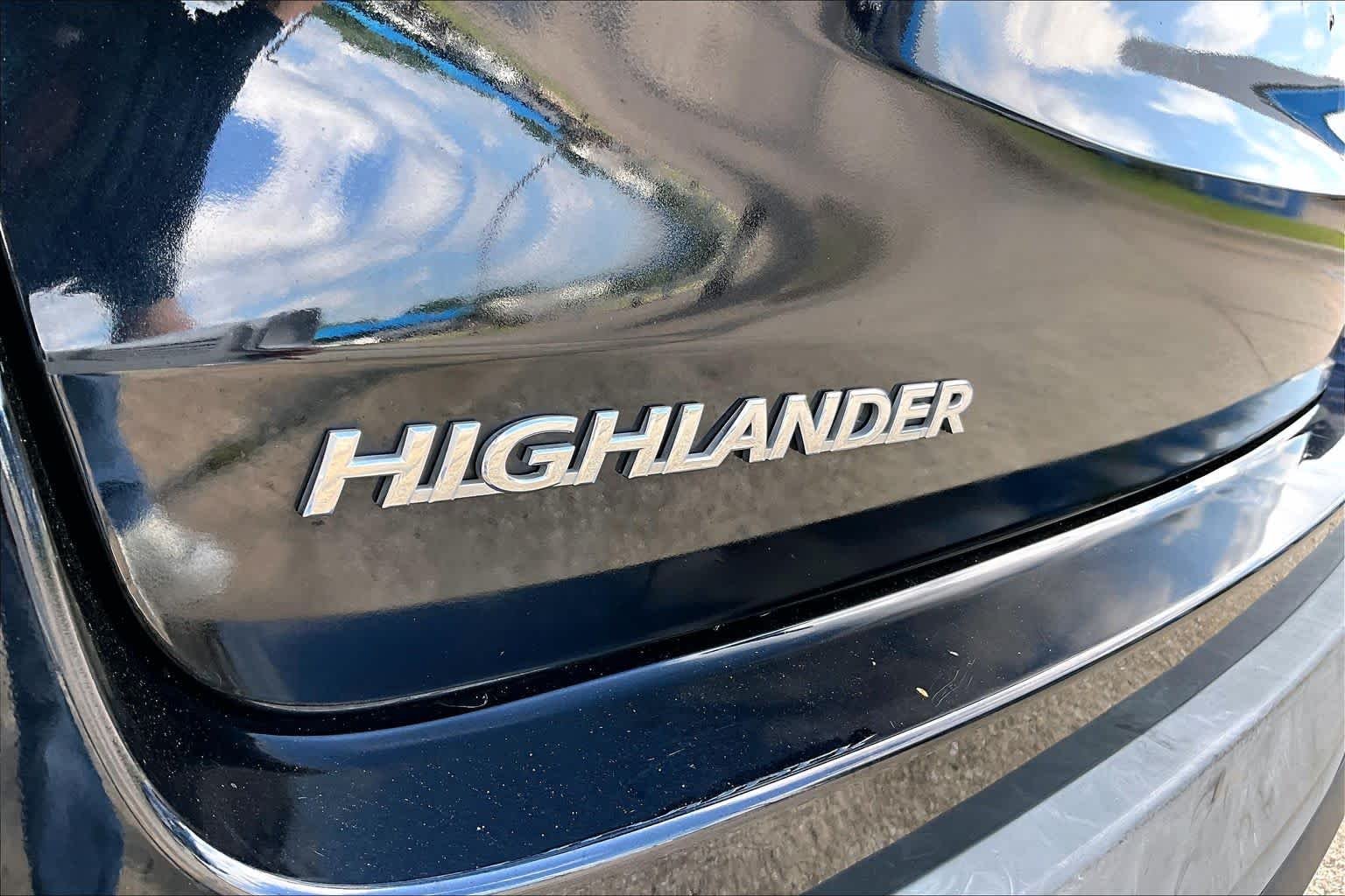 Used 2017 Midnight Black Metallic Toyota XLE image 30