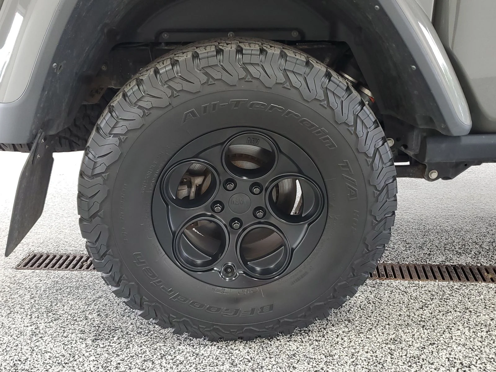 Used 2021 Gray Jeep Mojave image 5