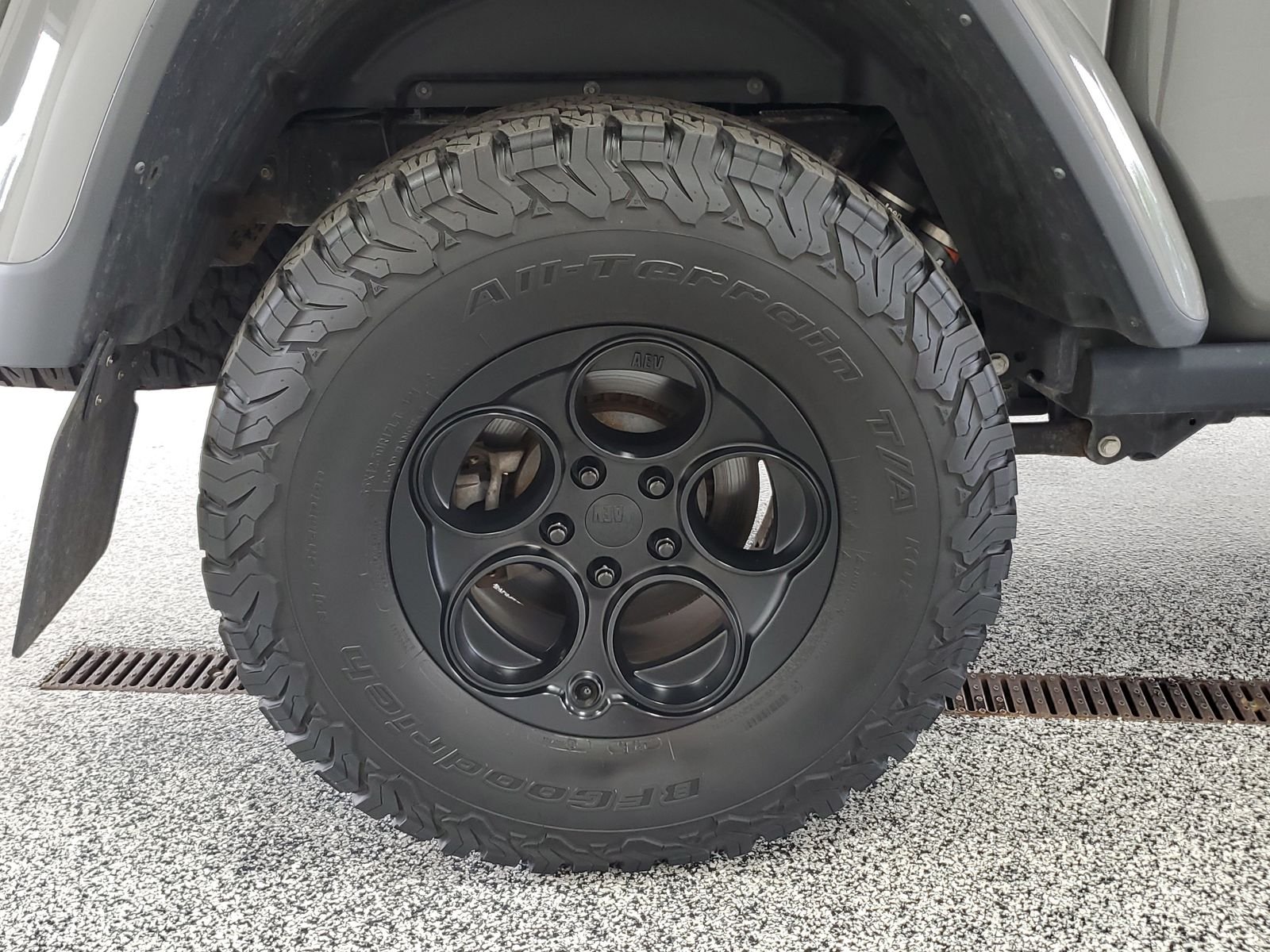 Used 2021 Gray Jeep Mojave image 5