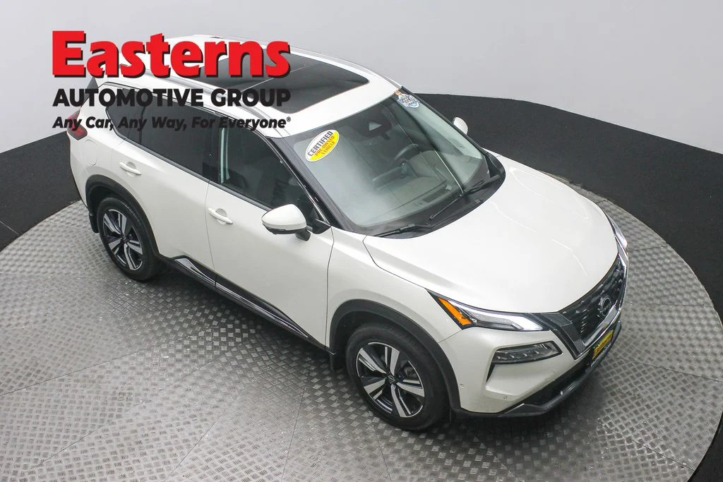 Used 2022 White Nissan SL image 3