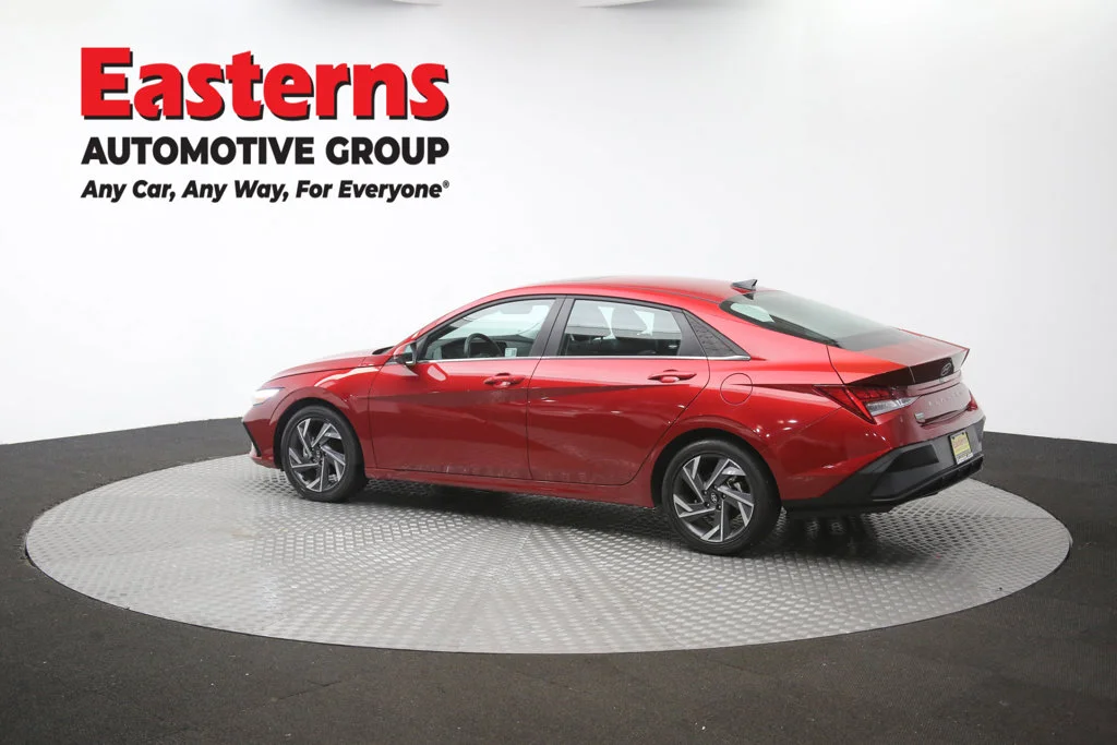 Used 2025 Red Hyundai SEL Convenience image 64
