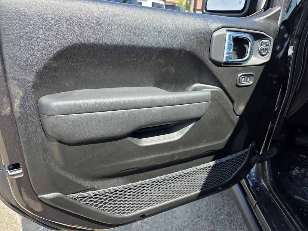 New 2026 Granite Crystal Metallic Clear-Coat Exterior Paint Jeep Mojave image 8
