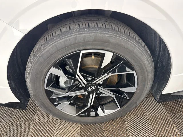 Used 2025 White Hyundai SEL image 31