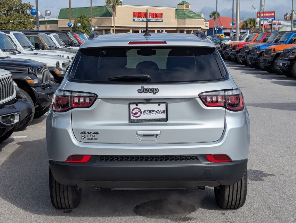New 2026 Silver Zynith Metallic Clear-Coat Exterior Paint Jeep Latitude image 6