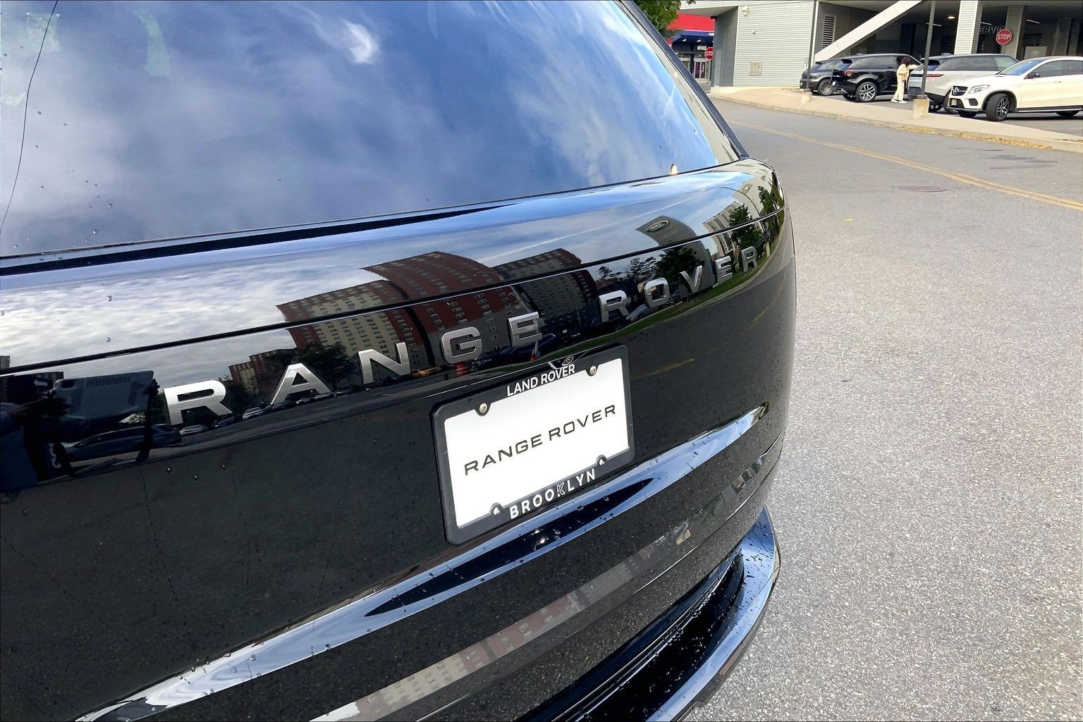 New 2027 Santorini Black Land Rover SE image 15