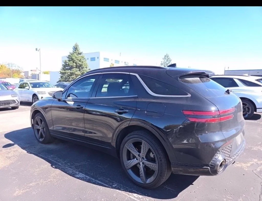 Used 2024 Black Genesis 2.5T image 9