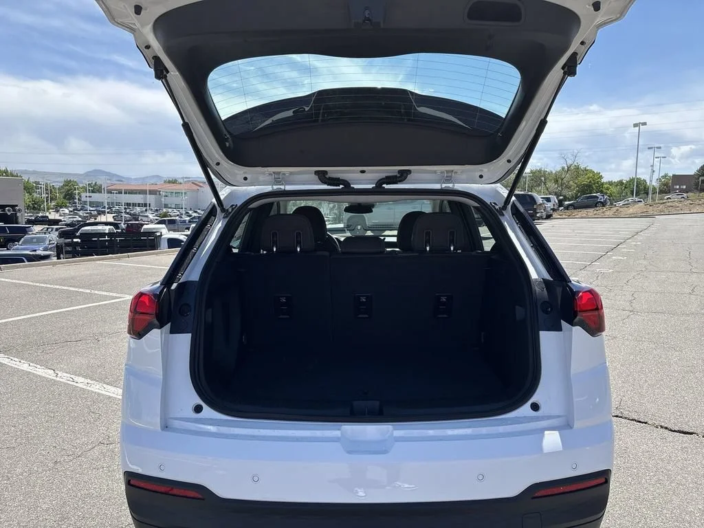 New 2027 Summit White Chevrolet LT image 26