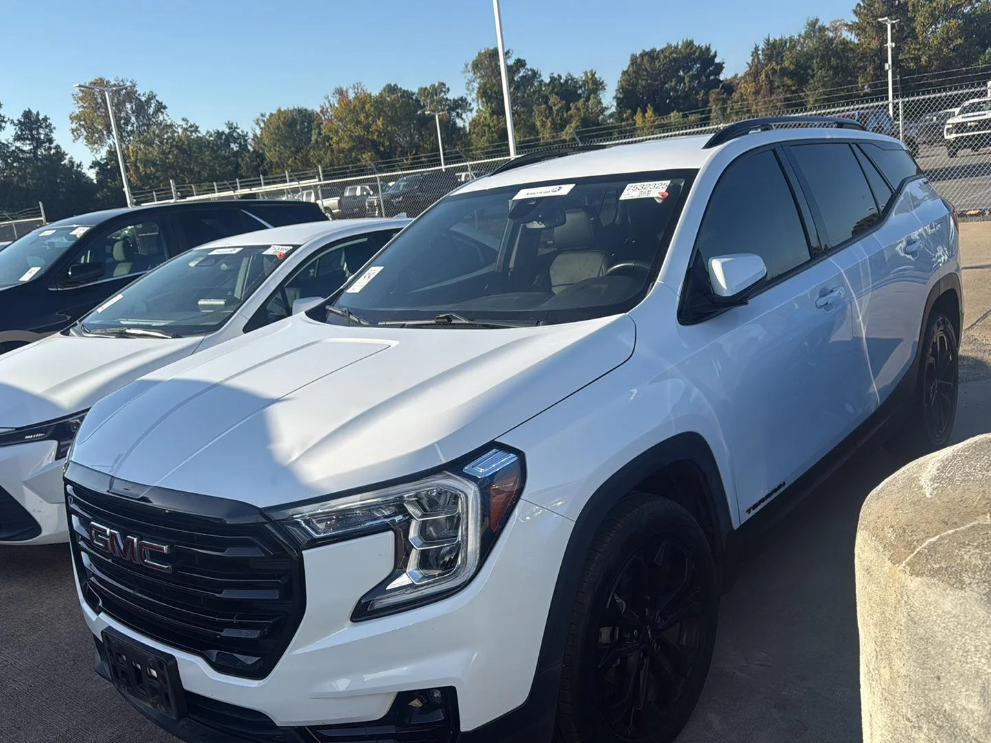 Used 2022 SUMMIT WHITE GMC SLT image 2