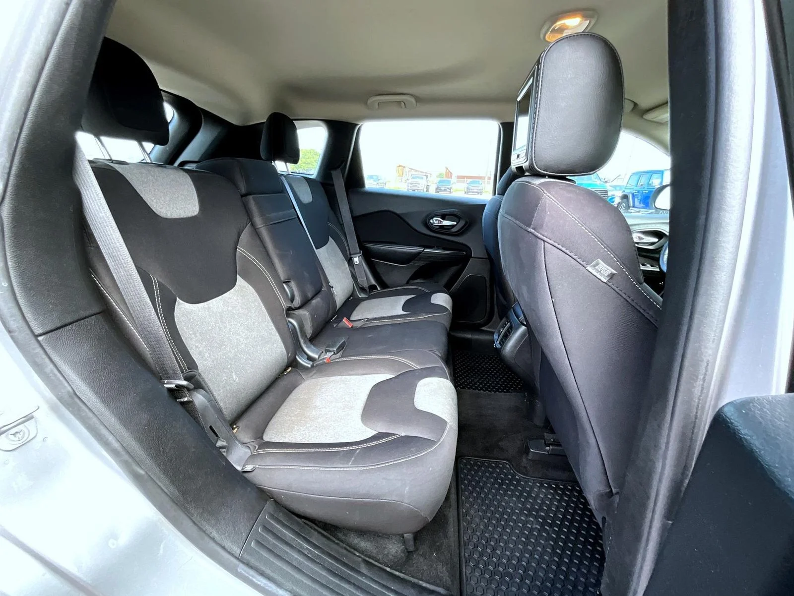 Used 2015 Silver Jeep Sport image 18