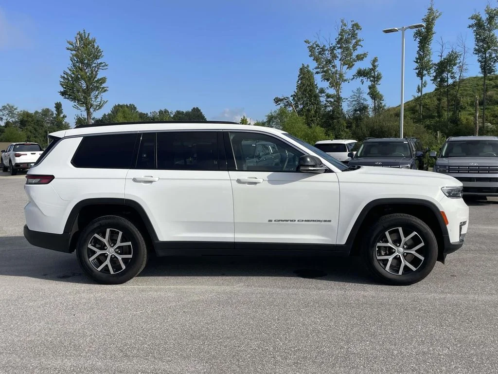 Used 2024 Bright White Clearcoat Jeep Limited image 29