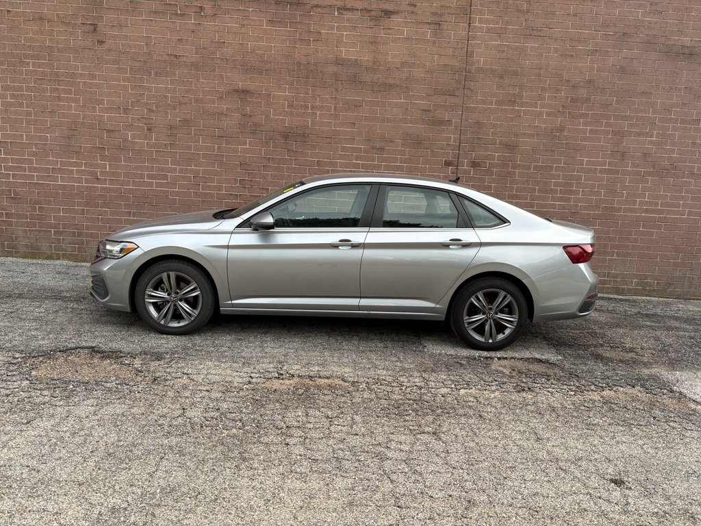 Used 2024 Pyrite Silver Metallic Volkswagen SE image 3