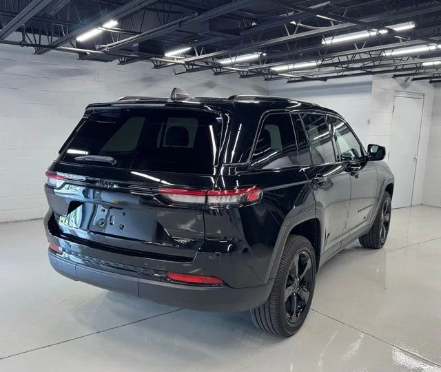 Used 2023 Black Jeep Altitude X image 4