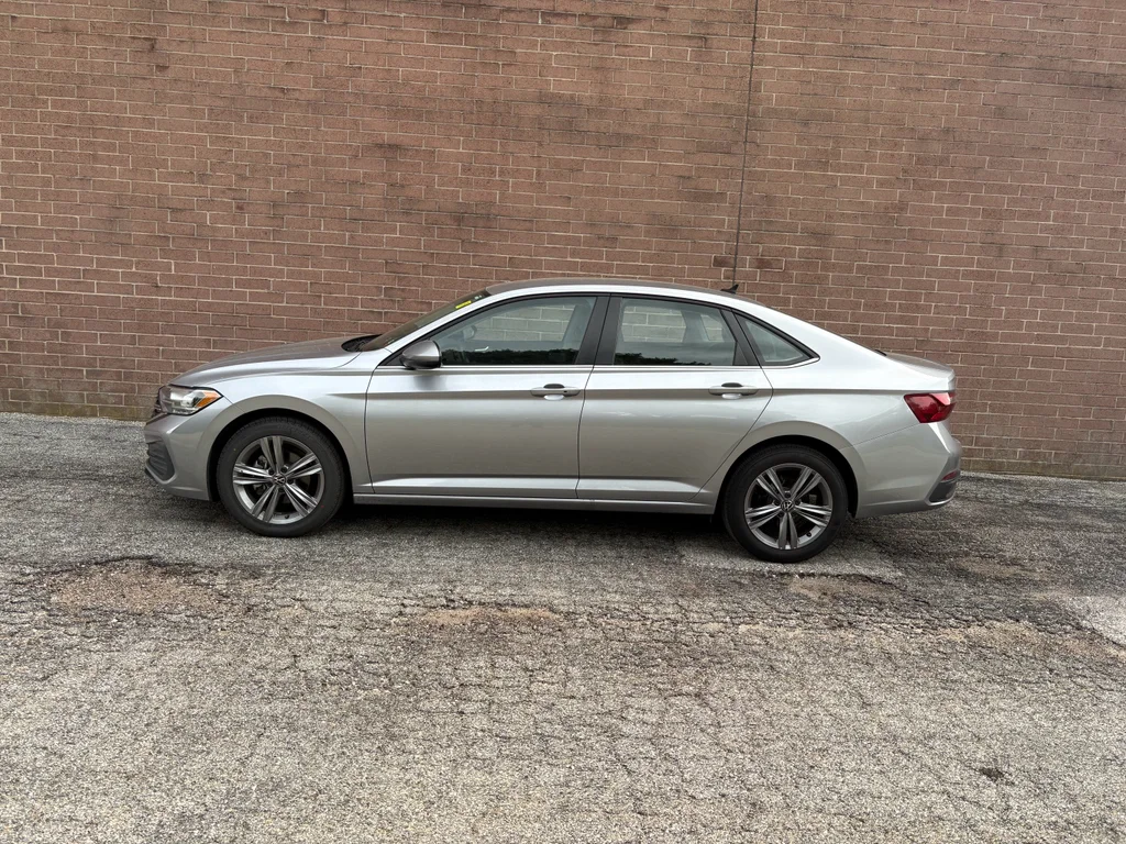 Used 2024 Pyrite Silver Metallic Volkswagen SE image 3