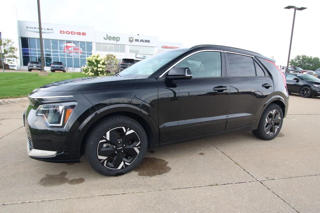 Used 2023 Black Kia Wind image 19