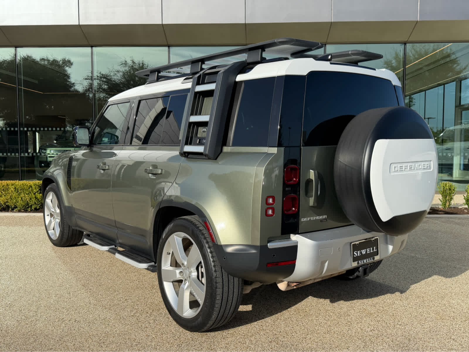 Used 2021 PANGIA GREEN Land Rover SE image 8