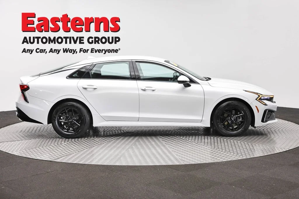 Used 2025 White Kia LXS image 4
