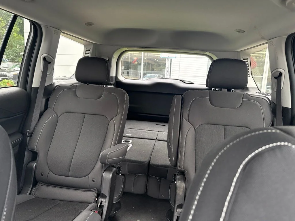 Used 2023 White Jeep Laredo image 4