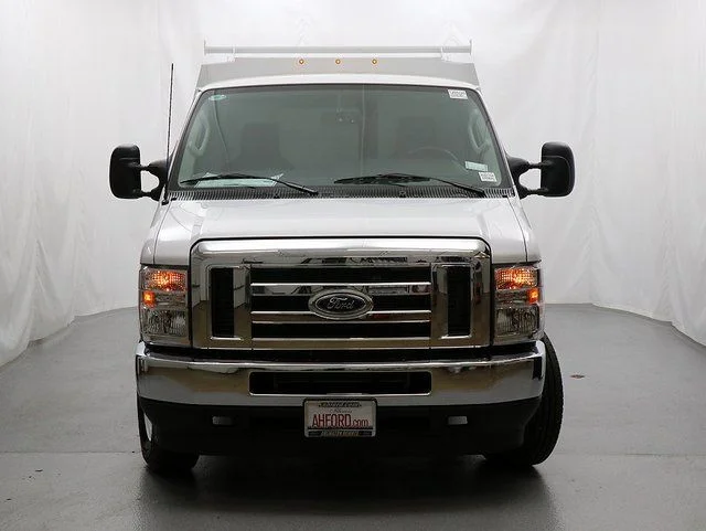 New 2025 Oxford White Ford E-350 SRW image 5