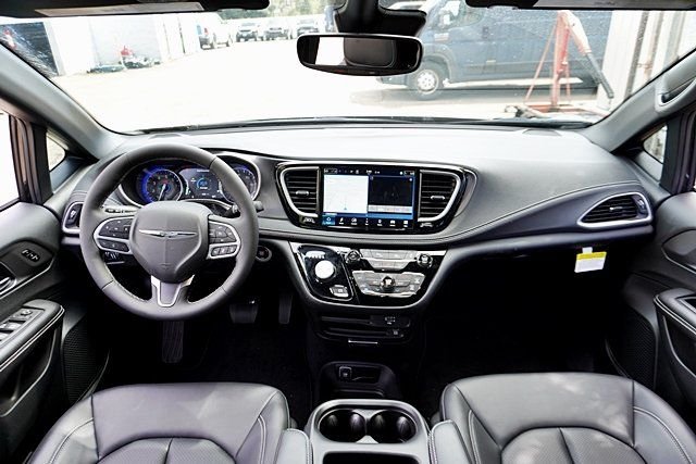 New 2026 Diamond Black Crystal Pearl-Coat Exterior Paint Chrysler Select image 24