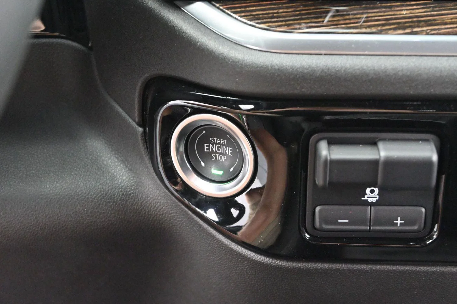 Used 2025 Onyx Black GMC Elevation image 25